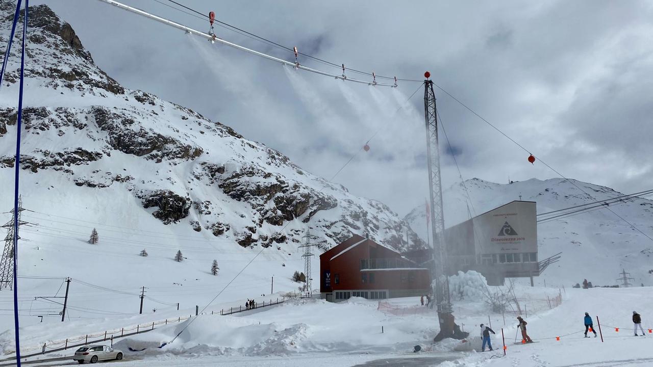 Blick auf die Kunstschnee-Beschneiungsanlage im Gebiet des Morteratschgletschers Blick auf die Kunstschnee-Beschneiungsanlage im Gebiet des Morteratschgletschers