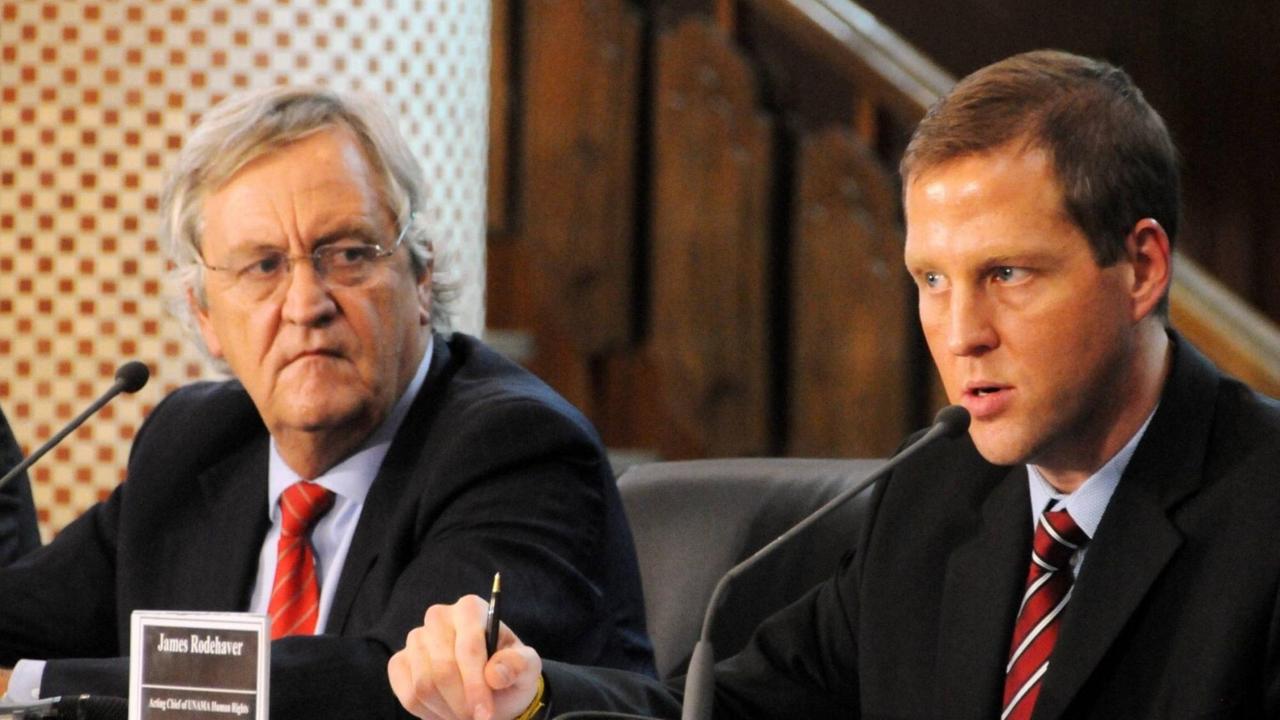 James Rodehaver (links) war schon in der Unterstützungsmission der Vereinten Nationen in Afghanistan für Menschenrechte zuständig. Er ist jetzt Koordinator der UN-Untersuchungskommission zu Syrien. Hier 2012 auf einer Pressekonferenz mit dem UN-Sondergesandten für Afghanistan, Nicholas Haysom.