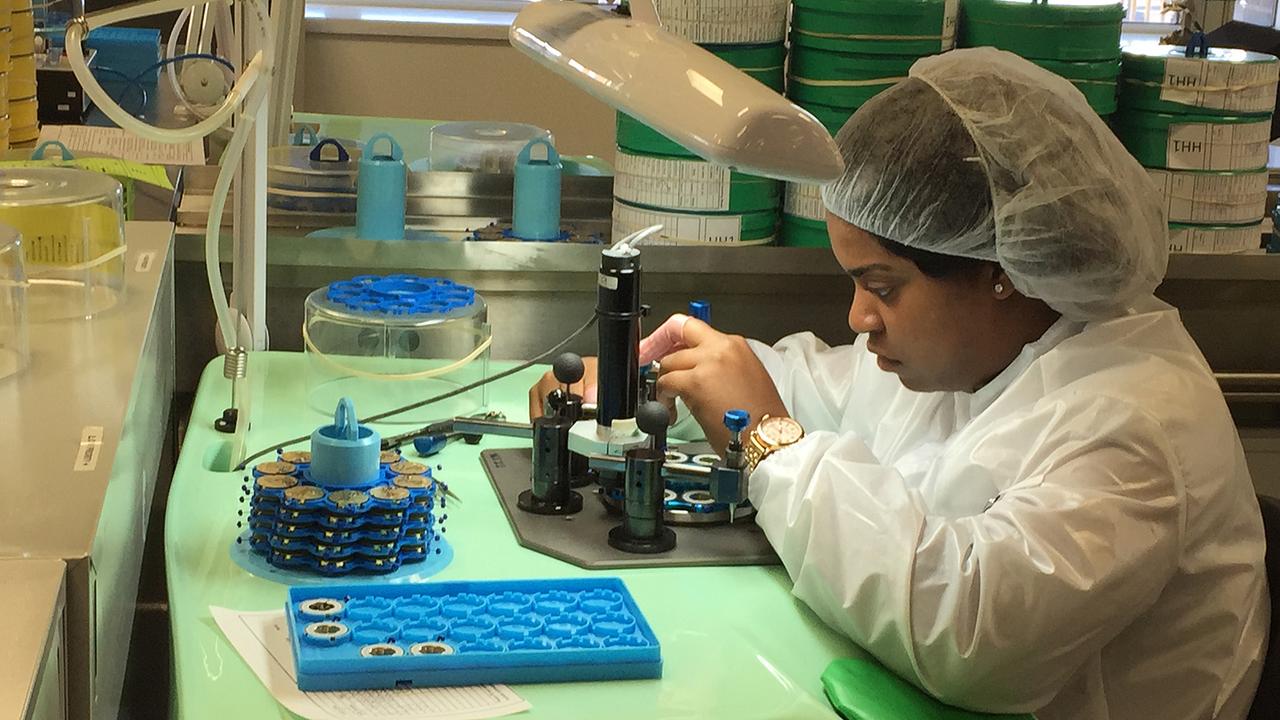 Eine Mitarbeiterin in der Shinola-Uhrenfabrik in Detroit. Eine Mitarbeiterin in der Shinola-Uhrenfabrik in Detroit.