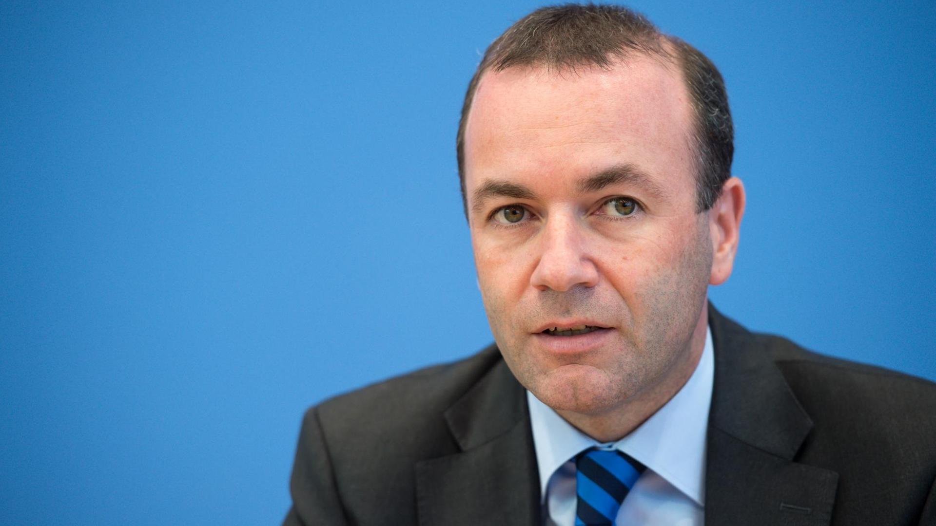 Manfred Weber bei einer Pressekonferenz. Manfred Weber bei einer Pressekonferenz.