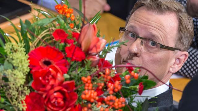 Thüringens Ministerpräsident Bodo Ramelow (Die Linke) bekommt am 05.12.2014 im Landtag in Erfurt (Thüringen) einen rot-rot-grünen Blumenstrauß.