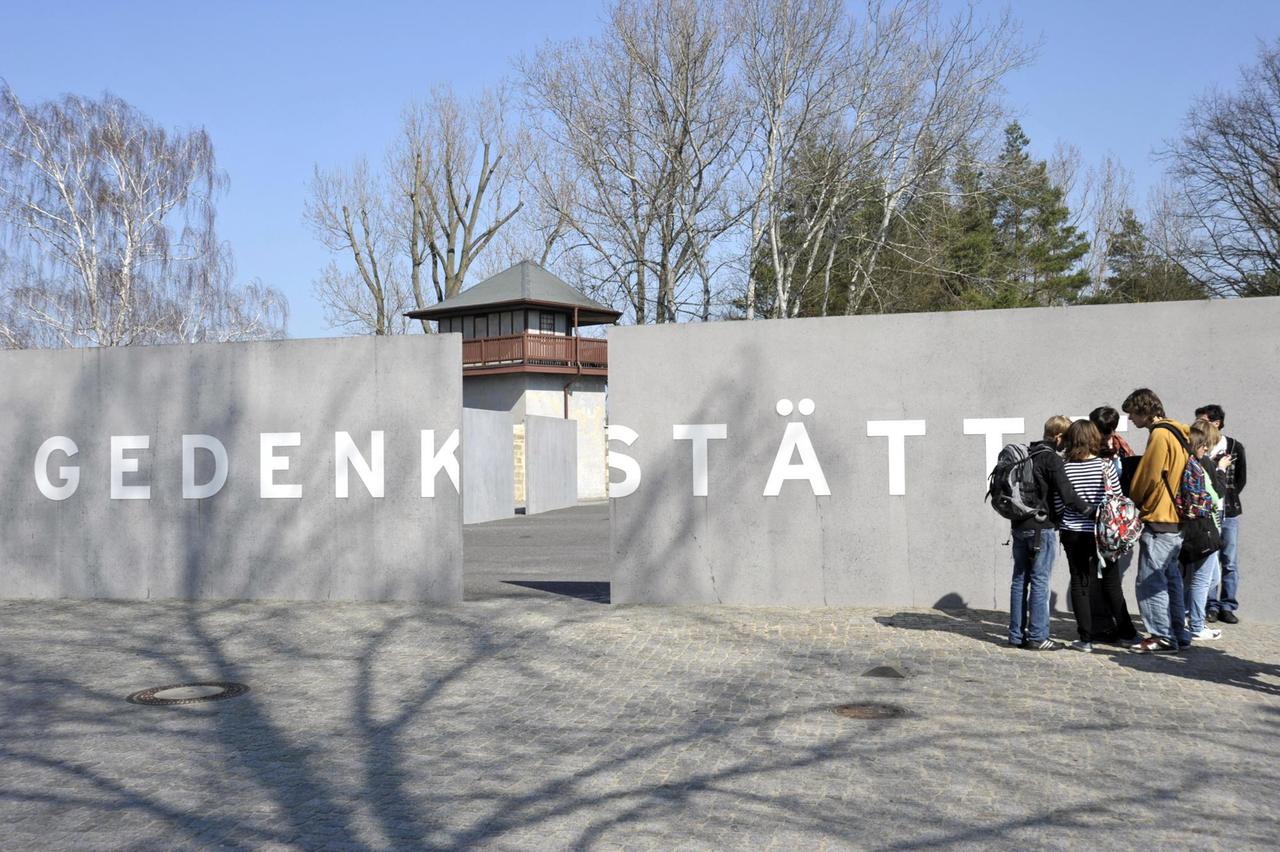 Schulklasse an der Gedenkstätte, Konzentrationslager Sachsenhausen, Oranienburg, Brandenburg, Deutschland, Europa. Schulklasse an der Gedenkstätte, Konzentrationslager Sachsenhausen, Oranienburg, Brandenburg, Deutschland, Europa.
