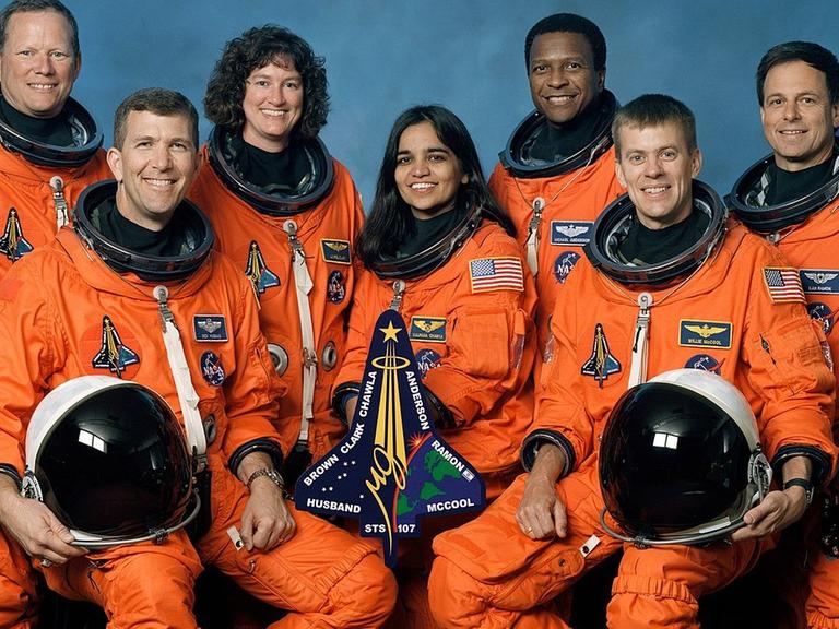 Laurel Clark (3. von links) gehörte zur Besatzung der Raumfähre Columbia, die am 01. Februar 2003 bei der Rückkehr zur Erde zerstört wurde