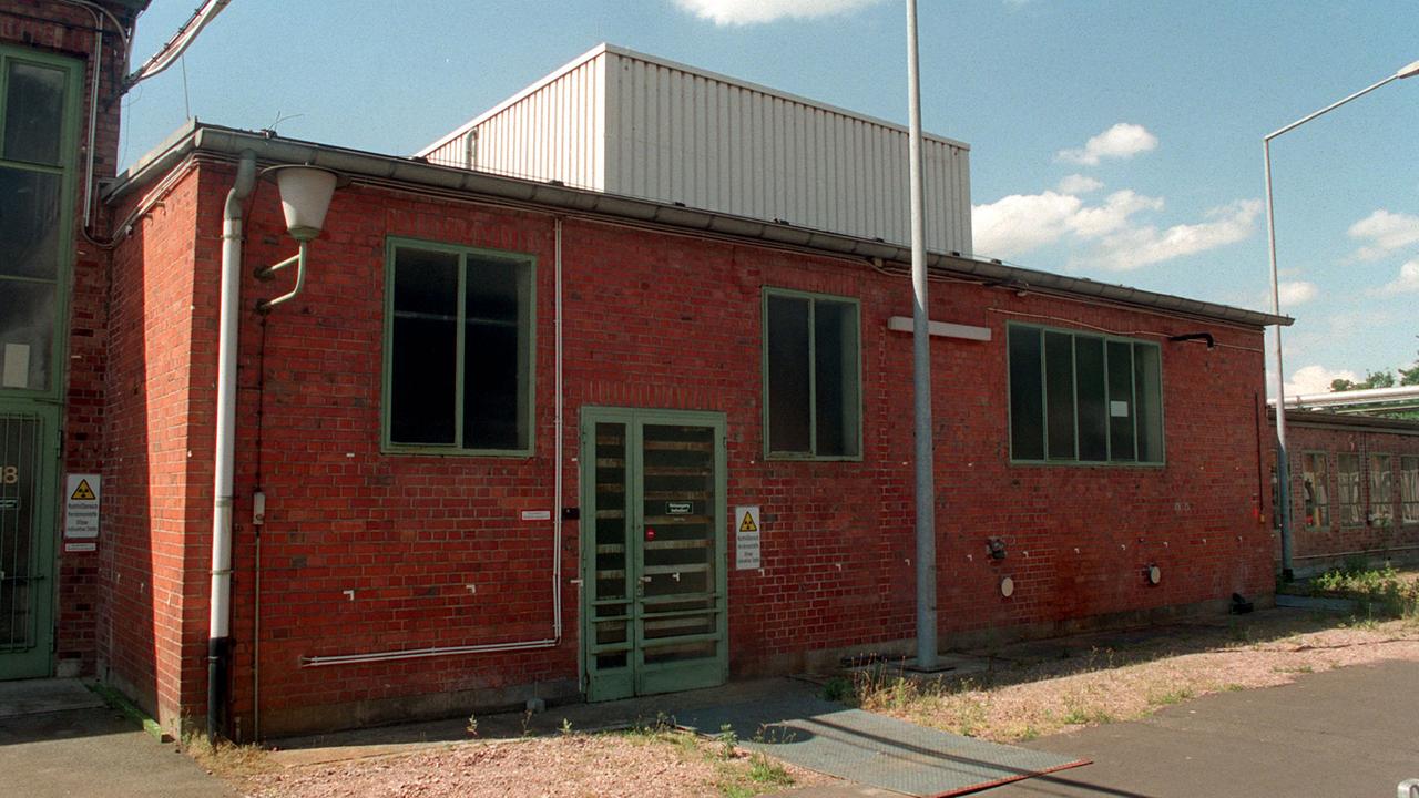 Blick am 8.6.1998 auf das Gebäude auf dem Gelände des ehemaligen Brennelementehersteller Nukem, in dem sich vor elf Jahren eine schwere Explosion ereignet haben soll. Über den angeblich schweren Unfall herrscht weiterhin Unklarheit. Während das hessische Umweltministerium in Wiesbaden nicht ausschließen, aber auch nicht bestätigen wollte, daß es im Januar 1987 einen solchen Unfall gegeben hat, wies die Nukem-Geschäftsführung dies scharf zurück. Es sei ausgeschlossen, daß eine solche «ominöse Explosion» stattgefunden habe, betonte Nukem-Geschäftsführer Aumüller. Auch der langjährige Nukem-Betriebsratsvorsitzende Helmut Wietoska kann sich nach eigenen Angaben nicht an ein solches Ereignis erinnern. Blick am 8.6.1998 auf das Gebäude auf dem Gelände des ehemaligen Brennelementehersteller Nukem, in dem sich vor elf Jahren eine schwere Explosion ereignet haben soll. Über den angeblich schweren Unfall herrscht weiterhin Unklarheit. Während das hessische Umweltministerium in Wiesbaden nicht ausschließen, aber auch nicht bestätigen wollte, daß es im Januar 1987 einen solchen Unfall gegeben hat, wies die Nukem-Geschäftsführung dies scharf zurück. Es sei ausgeschlossen, daß eine solche «ominöse Explosion» stattgefunden habe, betonte Nukem-Geschäftsführer Aumüller. Auch der langjährige Nukem-Betriebsratsvorsitzende Helmut Wietoska kann sich nach eigenen Angaben nicht an ein solches Ereignis erinnern.