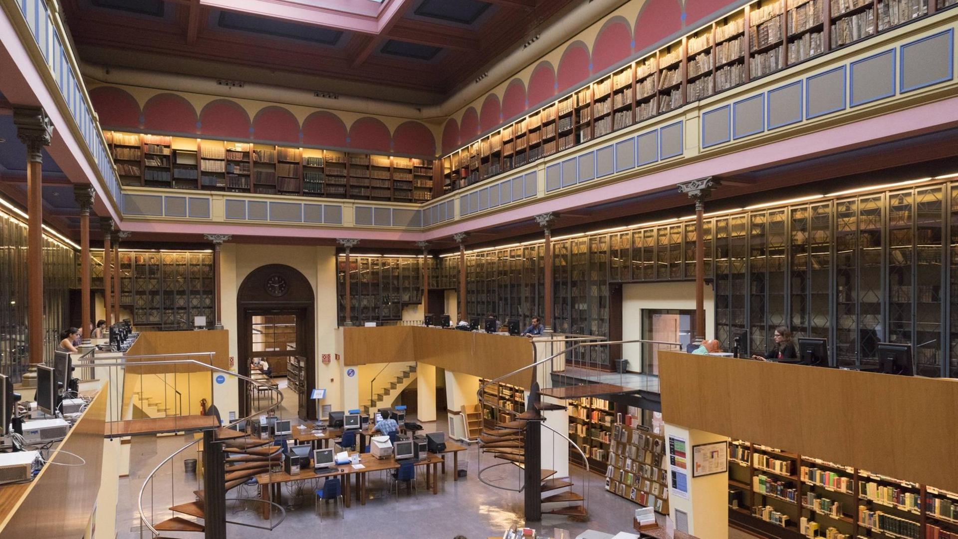Ein Blick in den Lesesaal der Universität von Barcelona