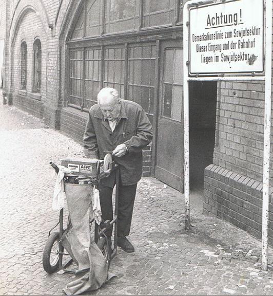 Der Scherenschleifer Erich Graf, im Jahr 1981 ist er 85 Jahre alt. Der Scherenschleifer Erich Graf, im Jahr 1981 ist er 85 Jahre alt.