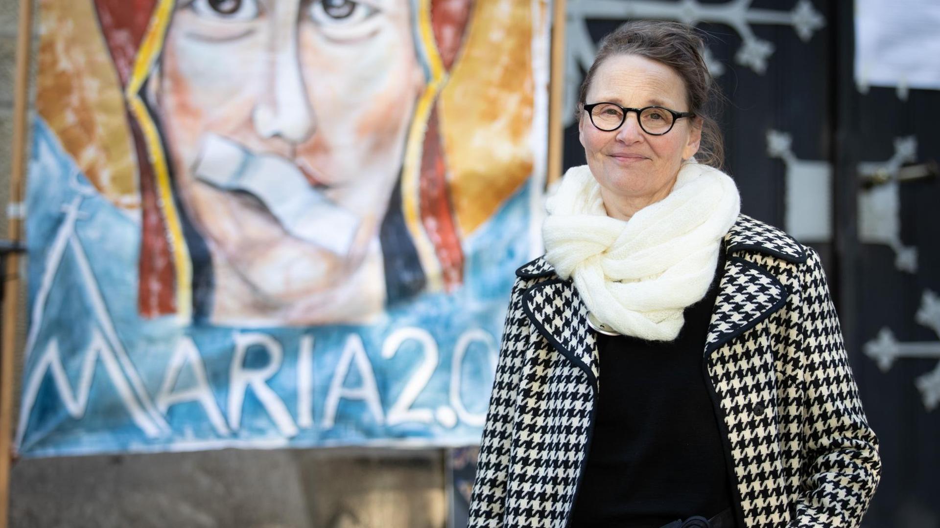 Lisa Kötter, Mitinitiatorin vom Kirchenstreik «Maria 2.0», steht vor einer bewalten Wand Lisa Kötter, Mitinitiatorin vom Kirchenstreik «Maria 2.0», steht vor einer bewalten Wand