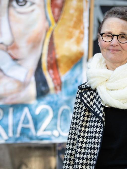 Lisa Kötter, Mitinitiatorin vom Kirchenstreik «Maria 2.0», steht vor einer bewalten Wand