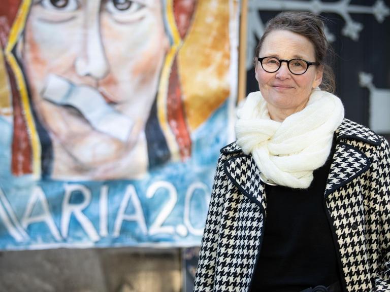 Lisa Kötter, Mitinitiatorin vom Kirchenstreik «Maria 2.0», steht vor einer bewalten Wand