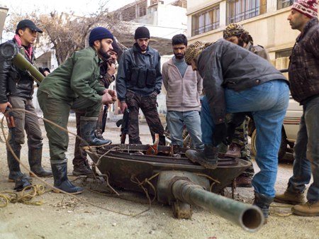 Kämpfer der Freien Syrischen Armee (FSA) in Al Zabadani schlachten zerstörtes Gerät für sich aus