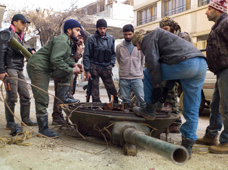 Kämpfer der Freien Syrischen Armee (FSA) in Al Zabadani schlachten zerstörtes Gerät für sich aus Kämpfer der Freien Syrischen Armee (FSA) in Al Zabadani schlachten zerstörtes Gerät für sich aus