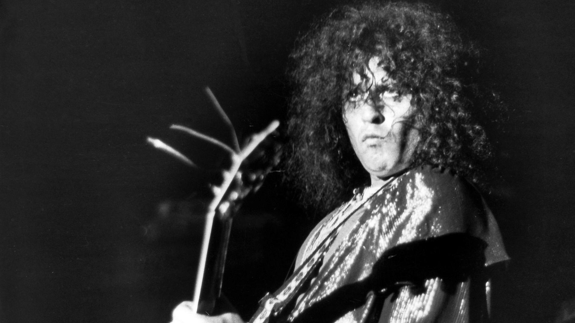Marc Bolan von der Pop-Band T. Rex während des Auftritts am 13. Februar 1973 im Berliner Sportpalast. Die Pop-Gruppe T. Rex mit Marc Bolan und Mickey Finn begeisterte zum Auftakt ihrer ersten Deutschland-Tournee in Berlin vor allem Jugendliche Marc Bolan von der Pop-Band T. Rex während des Auftritts am 13. Februar 1973 im Berliner Sportpalast. Die Pop-Gruppe T. Rex mit Marc Bolan und Mickey Finn begeisterte zum Auftakt ihrer ersten Deutschland-Tournee in Berlin vor allem Jugendliche