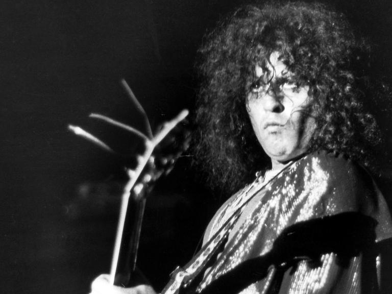 Marc Bolan von der Pop-Band T. Rex während des Auftritts am 13. Februar 1973 im Berliner Sportpalast. Die Pop-Gruppe T. Rex mit Marc Bolan und Mickey Finn begeisterte zum Auftakt ihrer ersten Deutschland-Tournee in Berlin vor allem Jugendliche