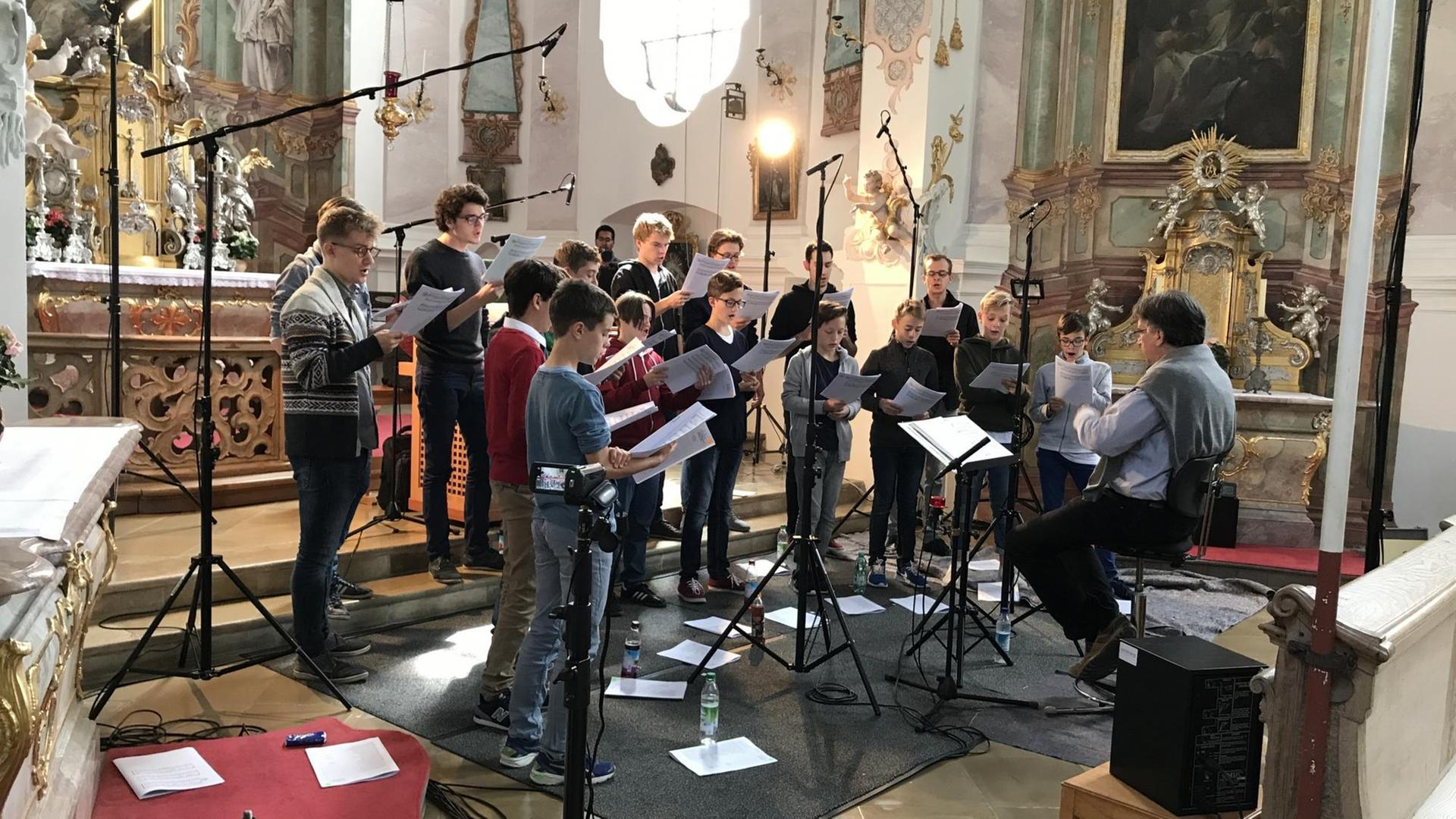 Die Augsburger Domsingknaben, in kleiner, solistischer Besetzung mit ihrem Leiter Reinhard Kammler bei der CD-Produktion in der Wallfahrtskirche St.Thekla in Welden