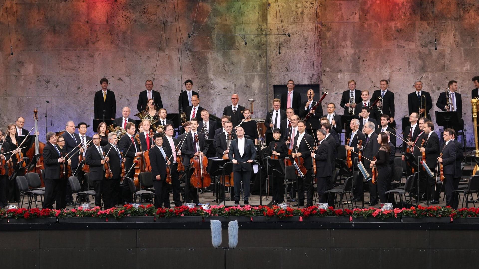 Die Berliner Philharmoniker mit dem Dirigenten Yannick Nzet inmitten des Orchesters in der Berliner Waldbühne 26.06.2016 Die Berliner Philharmoniker mit dem Dirigenten Yannick Nzet inmitten des Orchesters in der Berliner Waldbühne 26.06.2016