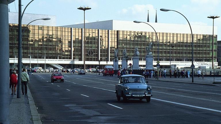 Palast der Republik Anfang der 90er-Jahre. Im Vordergrund fährt ein Trabant. Palast der Republik Anfang der 90er-Jahre. Im Vordergrund fährt ein Trabant.