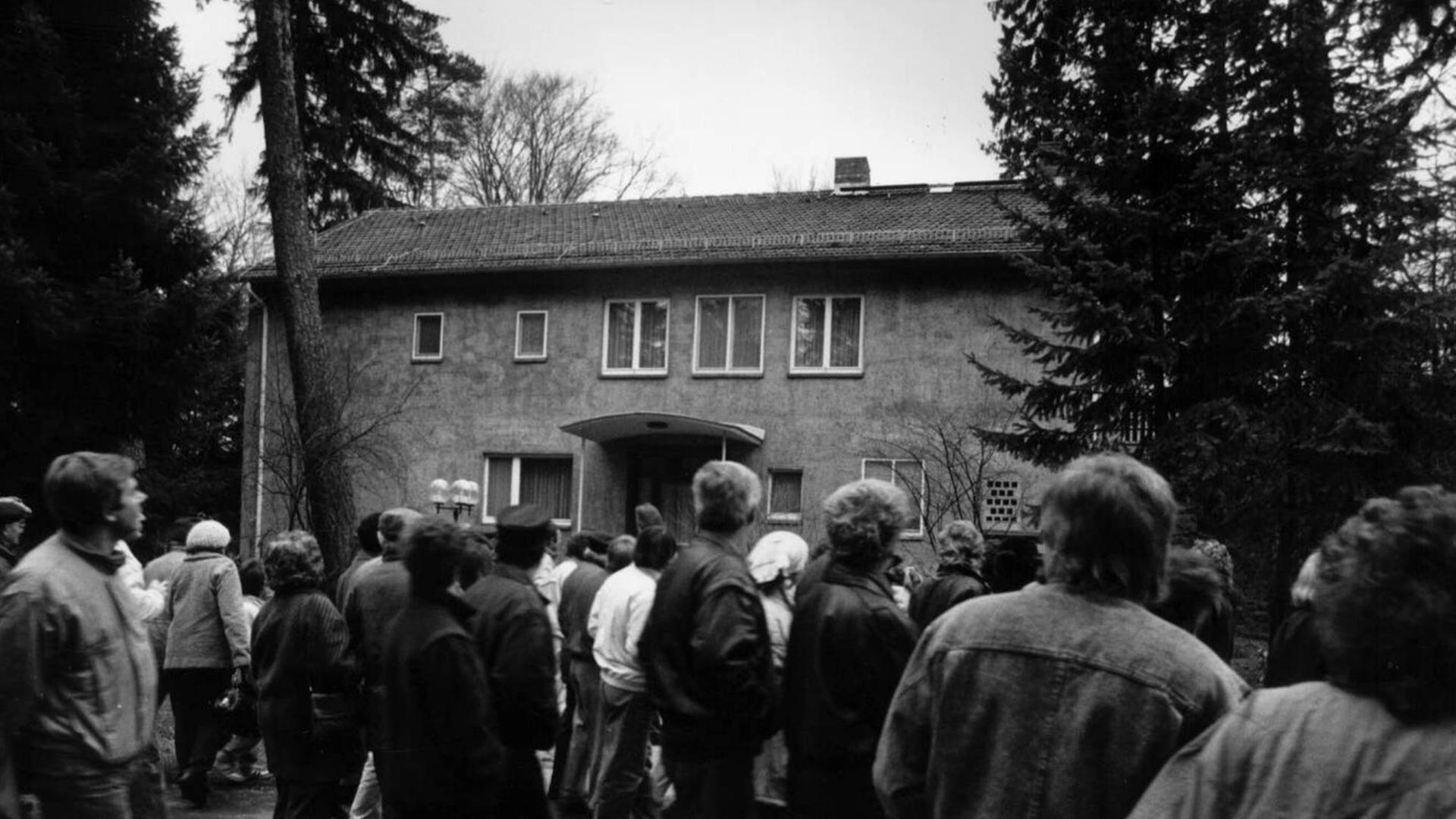 DDR-Bürger in der einstigen DDR-Funktionärssiedlung Wandlitz, hier vor dem Haus von Günter Mittag. DDR-Bürger in der einstigen DDR-Funktionärssiedlung Wandlitz, hier vor dem Haus von Günter Mittag.