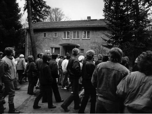 DDR-Bürger in der einstigen DDR-Funktionärssiedlung Wandlitz, hier vor dem Haus von Günter Mittag.