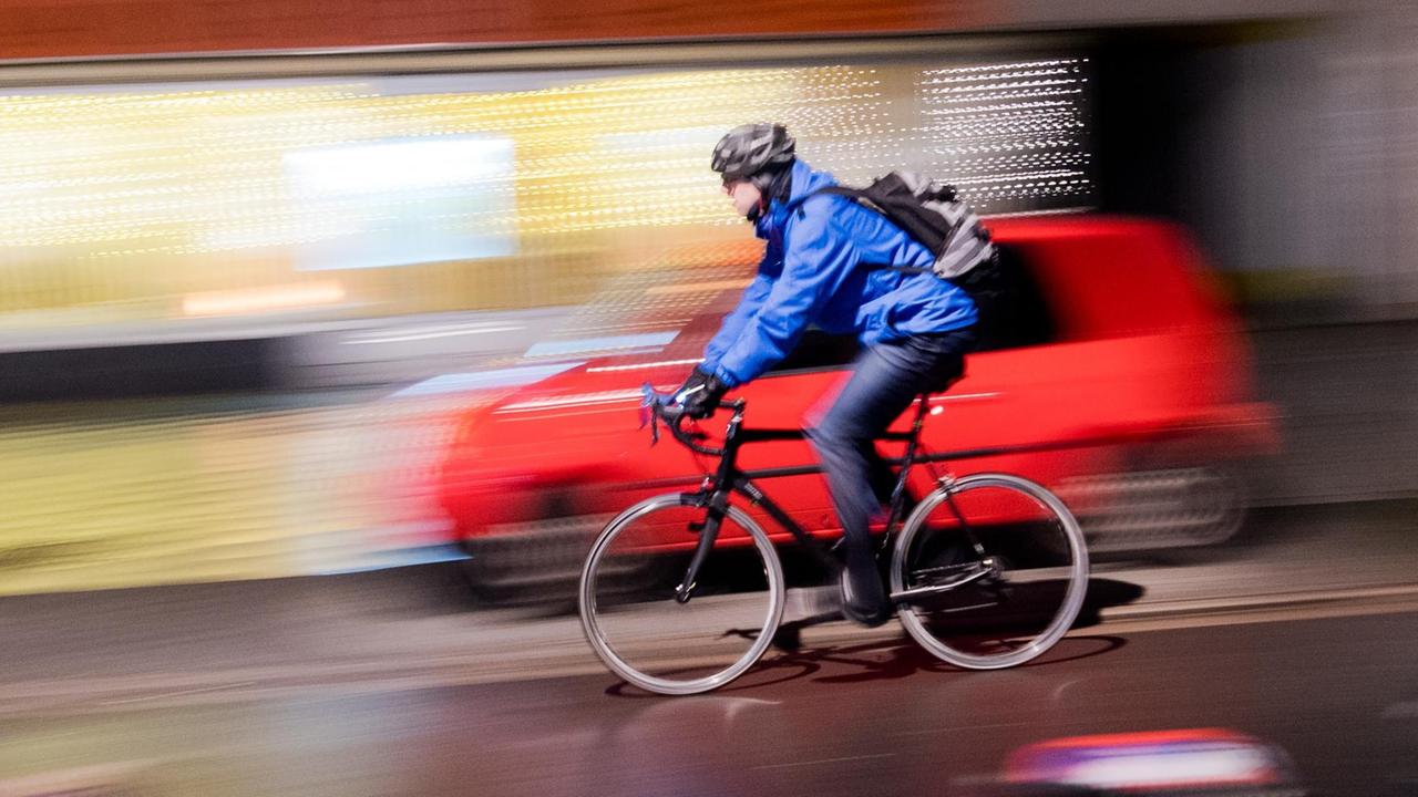Ein Fahrradfahrer fährt am 27.11.2017 über eine Fahrradstraße in Hannover (Niedersachsen)