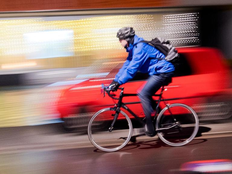 Ein Fahrradfahrer fährt am 27.11.2017 über eine Fahrradstraße in Hannover (Niedersachsen)