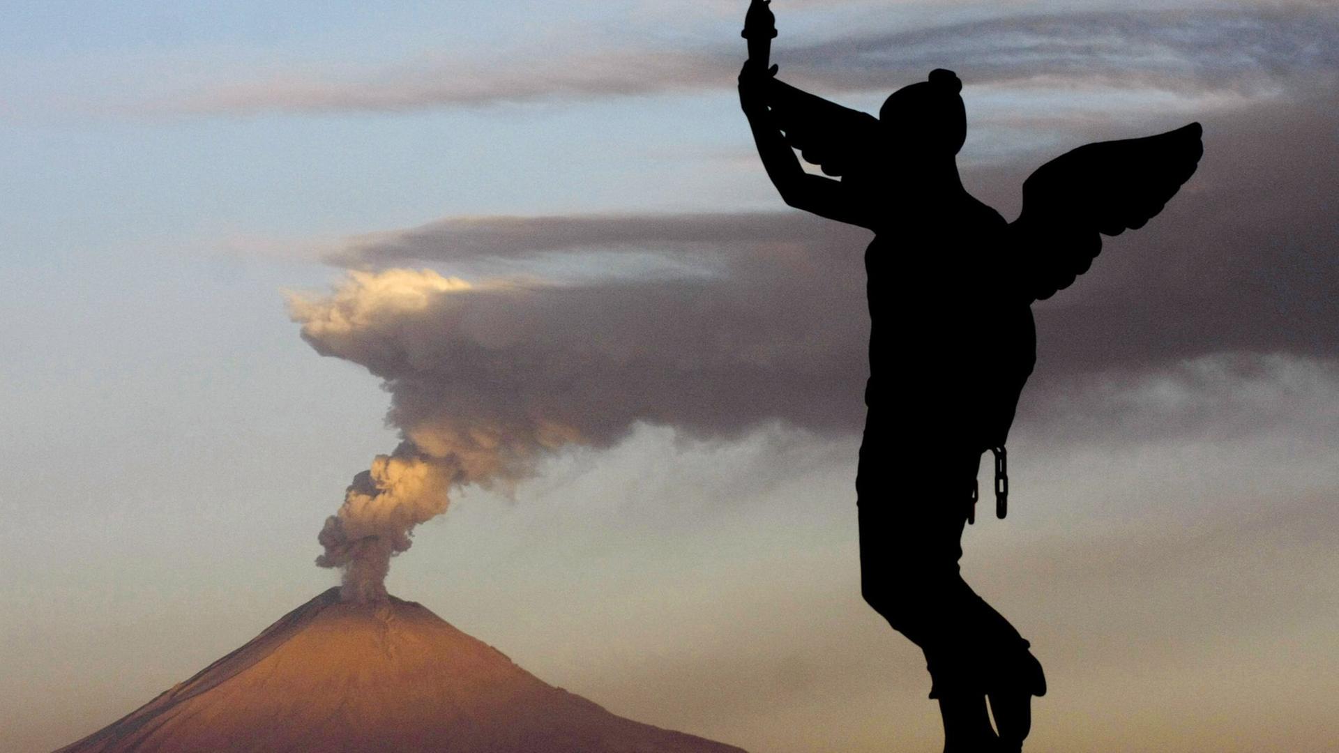 Engel-Skulptur vor aktiven mexikanischen Vulkans Popocatepetl, Mai 2012 Engel-Skulptur vor aktiven mexikanischen Vulkans Popocatepetl, Mai 2012