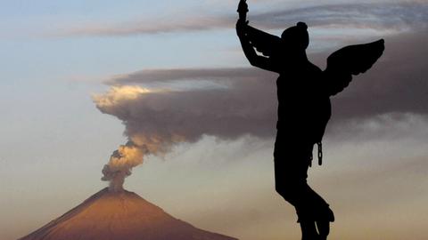 Engel-Skulptur vor aktiven mexikanischen Vulkans Popocatepetl, Mai 2012