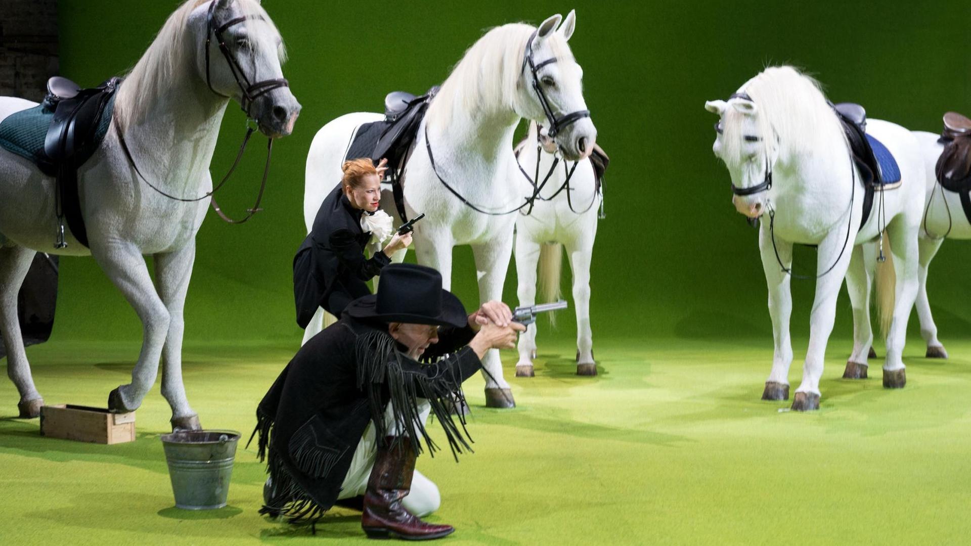 Birgit Minichmayr und Martin Wuttke in René Polleschs "Deponie Highfield" am Wiener Akademietheater Birgit Minichmayr und Martin Wuttke in René Polleschs "Deponie Highfield" am Wiener Akademietheater