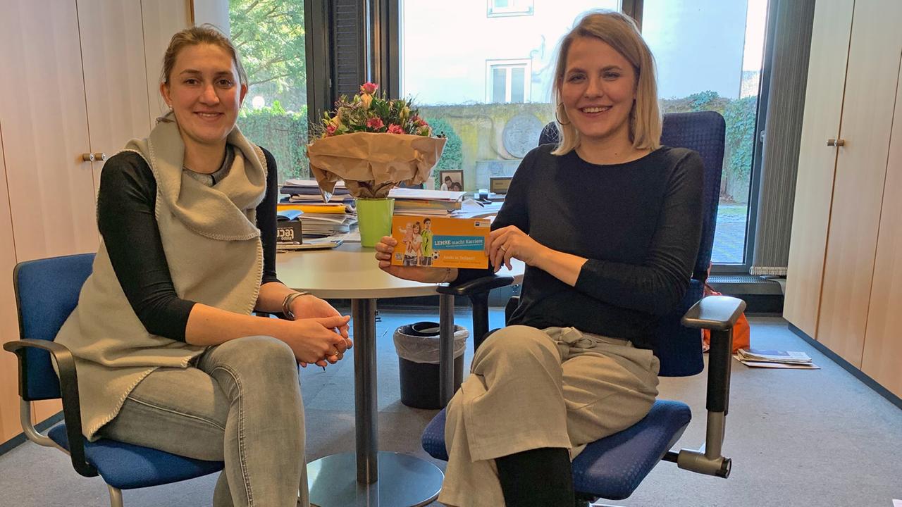 Teilzeitazubi Martha Sowada (links) mit IHK-Beraterin Jacqueline Schuster Teilzeitazubi Martha Sowada (links) mit IHK-Beraterin Jacqueline Schuster