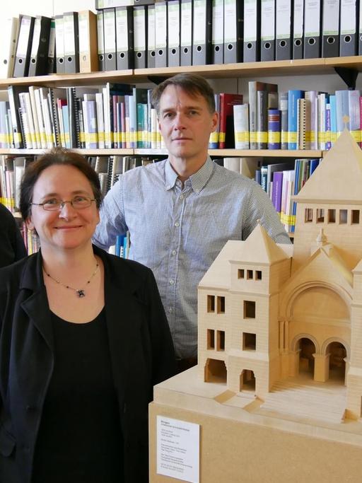Ulrich Knufinke, Katrin Keßler und Alexander von Kienlin von der Bet-Tfila-Forschungsstelle neben dem Modell einer Synagoge. (Bild: Christian Röther)