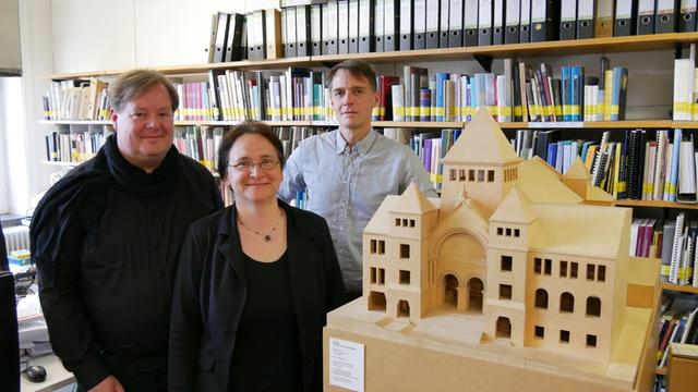 Ulrich Knufinke, Katrin Keßler und Alexander von Kienlin von der Bet-Tfila-Forschungsstelle neben dem Modell einer Synagoge. (Bild: Christian Röther)