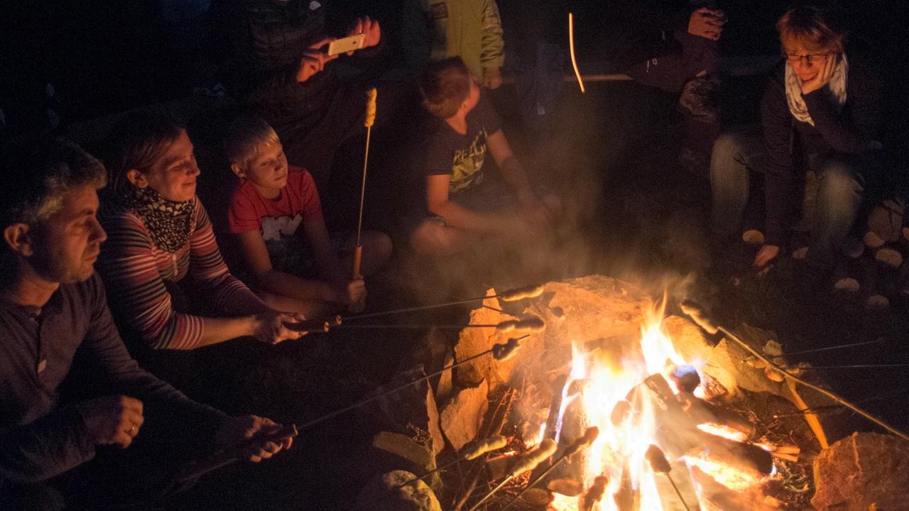 Stockbrot und Gitarre gehören zum Lagerfeuer Stockbrot und Gitarre gehören zum Lagerfeuer