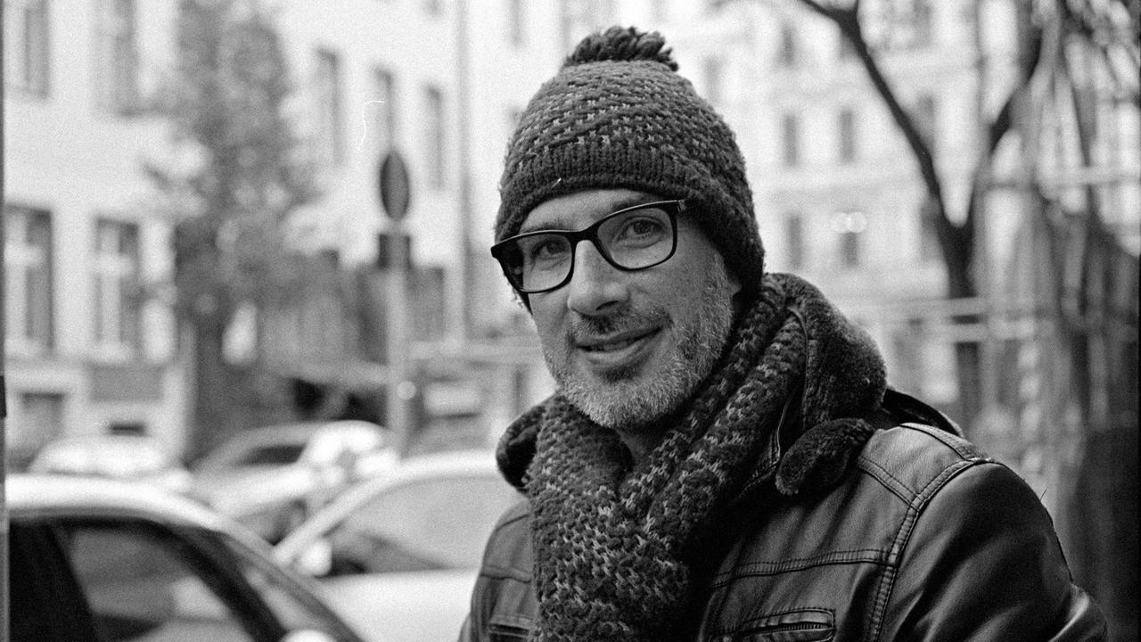 Mati Shemoelof mit Mütze und Winterjacke auf einer Straße. Mati Shemoelof mit Mütze und Winterjacke auf einer Straße.