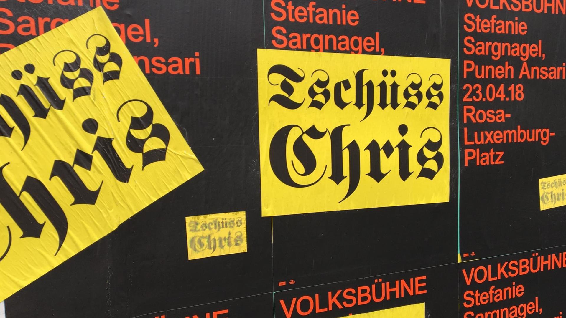 "Tchüss, Chris"-Plakate kommentieren den Rückzug des Belgiers Chris Dercon als Intendant der Berliner Volksbühne am 13.4.2018.