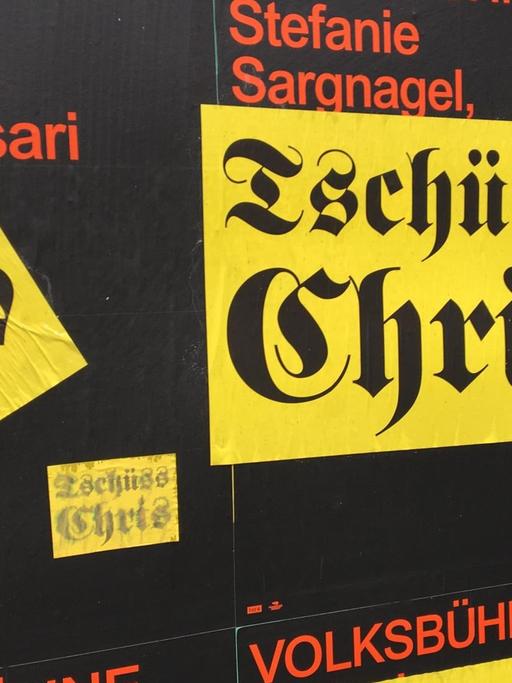 "Tchüss, Chris"-Plakate kommentieren den Rückzug des Belgiers Chris Dercon als Intendant der Berliner Volksbühne am 13.4.2018.