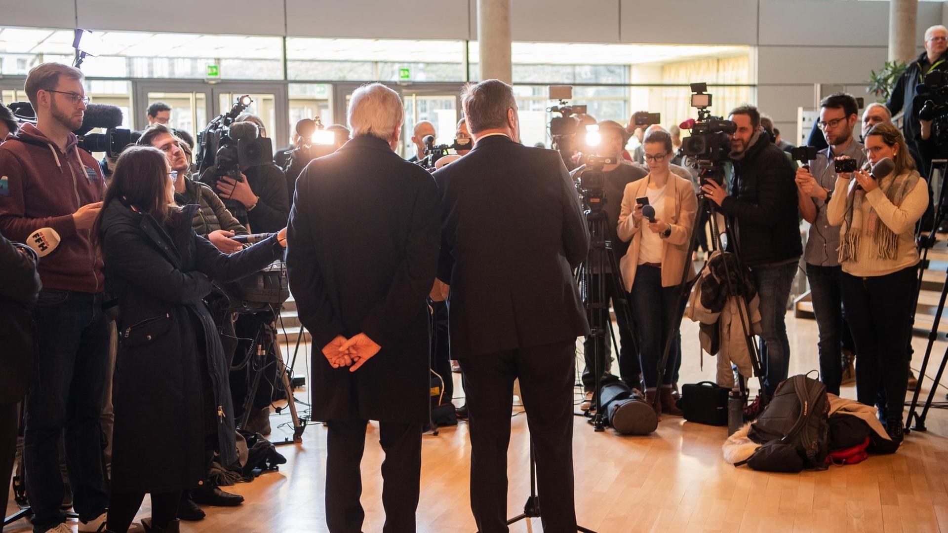Claus Kaminsky (SPD), Oberbürgermeister von Hanau, und Volker Bouffier (CDU), Ministerpräsident von Hessen, sprechen anlässlich des Terrorakts in der Stadt zu den Journalisten. Claus Kaminsky (SPD), Oberbürgermeister von Hanau, und Volker Bouffier (CDU), Ministerpräsident von Hessen, sprechen anlässlich des Terrorakts in der Stadt zu den Journalisten.
