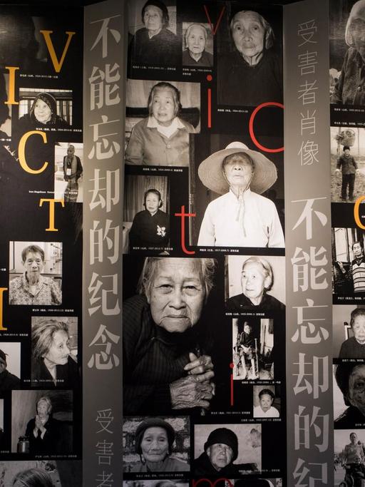 Fotos an einer Museumswand zeigen die Porträts ehemaliger "Trostfrauen".