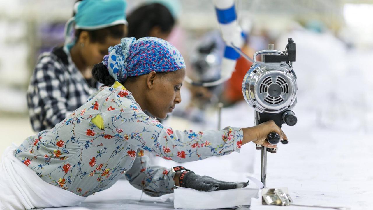 Arbeiterinnen in der Textilproduktion JayJay Textiles in Aethiopien. Hier wird unter anderem fuer die Marke H und M ( H&M ) und den Export produziert.