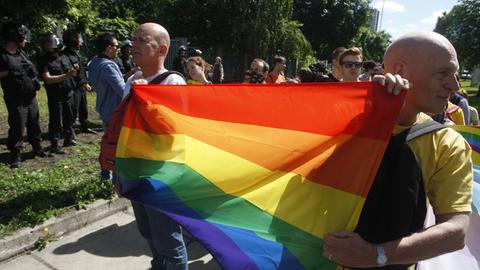 Demonstranten mit einer Regenbogenflagge beim "Marsch der Gleichberechtigung" während des Kiew Pride im Juli 2013.