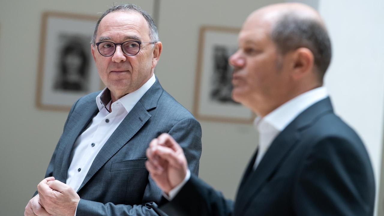 Norbert Walter-Borjans (l), Vorsitzender der SPD, und Olaf Scholz (SPD), Bundesfinanzministe.