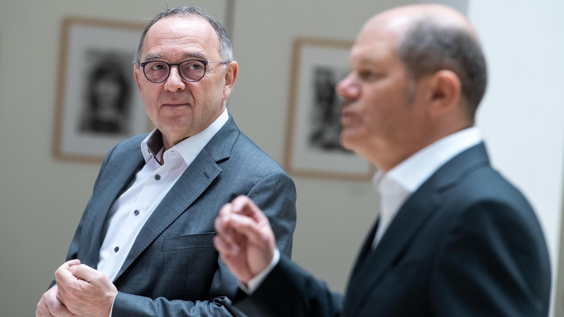 Norbert Walter-Borjans (l), Vorsitzender der SPD, und Olaf Scholz (SPD), Bundesfinanzminister, geben im Willy-Brandt-Haus eine Presskonferenz. Walter-Borjans schaut auf Olaf Scholz Norbert Walter-Borjans (l), Vorsitzender der SPD, und Olaf Scholz (SPD), Bundesfinanzminister, geben im Willy-Brandt-Haus eine Presskonferenz. Walter-Borjans schaut auf Olaf Scholz