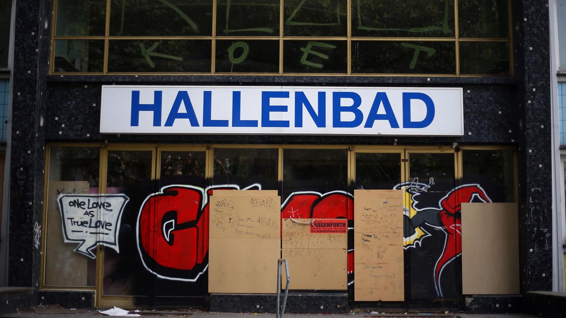 Die Eingangstüren eines geschlossenen Hallenbads in Duisburg-Rheinhausen 2013 Die Eingangstüren eines geschlossenen Hallenbads in Duisburg-Rheinhausen 2013