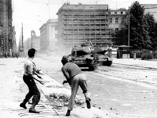 Demonstranten werfen in Berlin Steine auf einen sowjetischen Panzer, 17. Juni 1953 Demonstranten werfen in Berlin Steine auf einen sowjetischen Panzer, 17. Juni 1953
