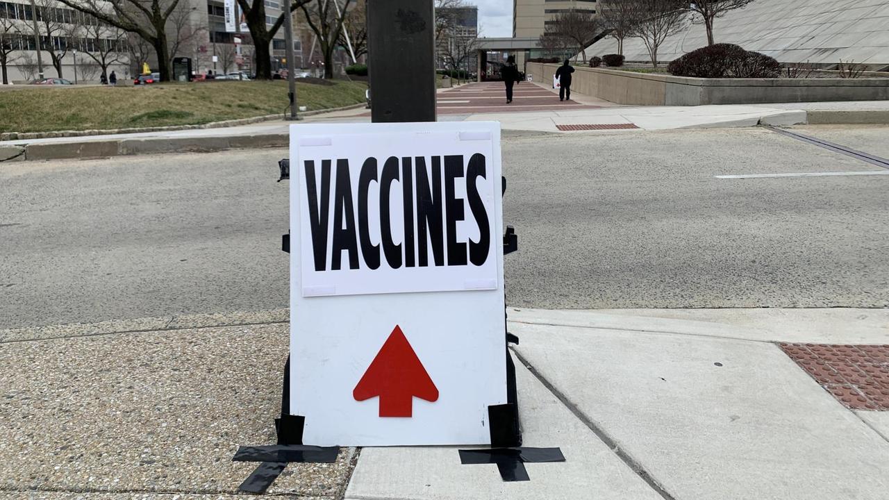 Unweit des Kongresszentrums in der US-Stadt Baltimore steht ein Schild mit der Aufschrift "Impfungen". Unweit des Kongresszentrums in der US-Stadt Baltimore steht ein Schild mit der Aufschrift "Impfungen".