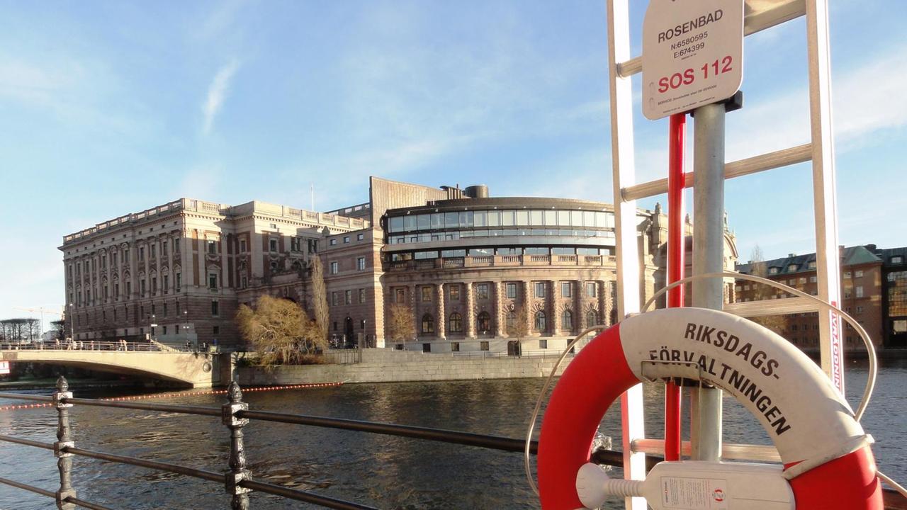 Man sieht den schwedischen Reichstag in Stockholm, vorne rechts ein Rettungsring. Man sieht den schwedischen Reichstag in Stockholm, vorne rechts ein Rettungsring.