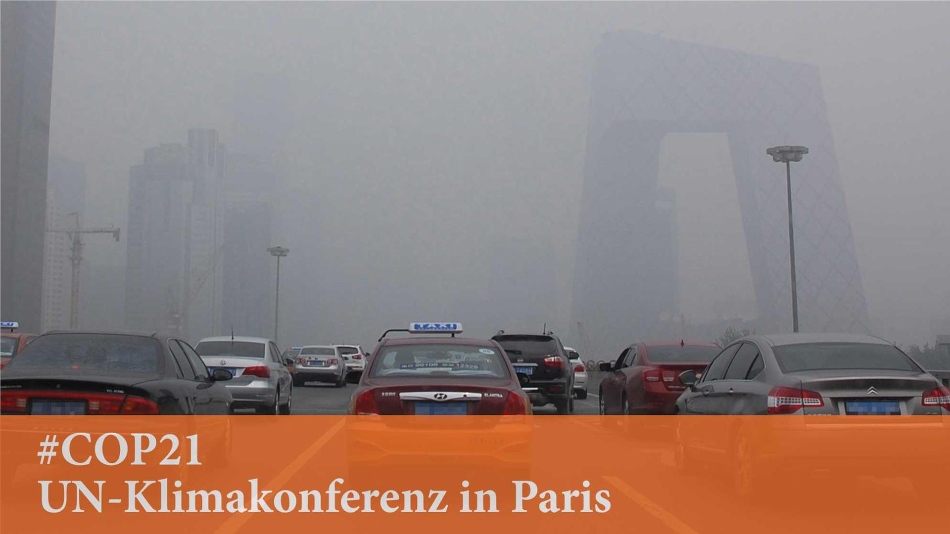 Starker Verkehr in Peking, die Stadt liegt unter dichtem Smog Starker Verkehr in Peking, die Stadt liegt unter dichtem Smog