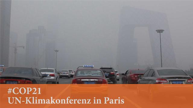 Starker Verkehr in Peking, die Stadt liegt unter dichtem Smog