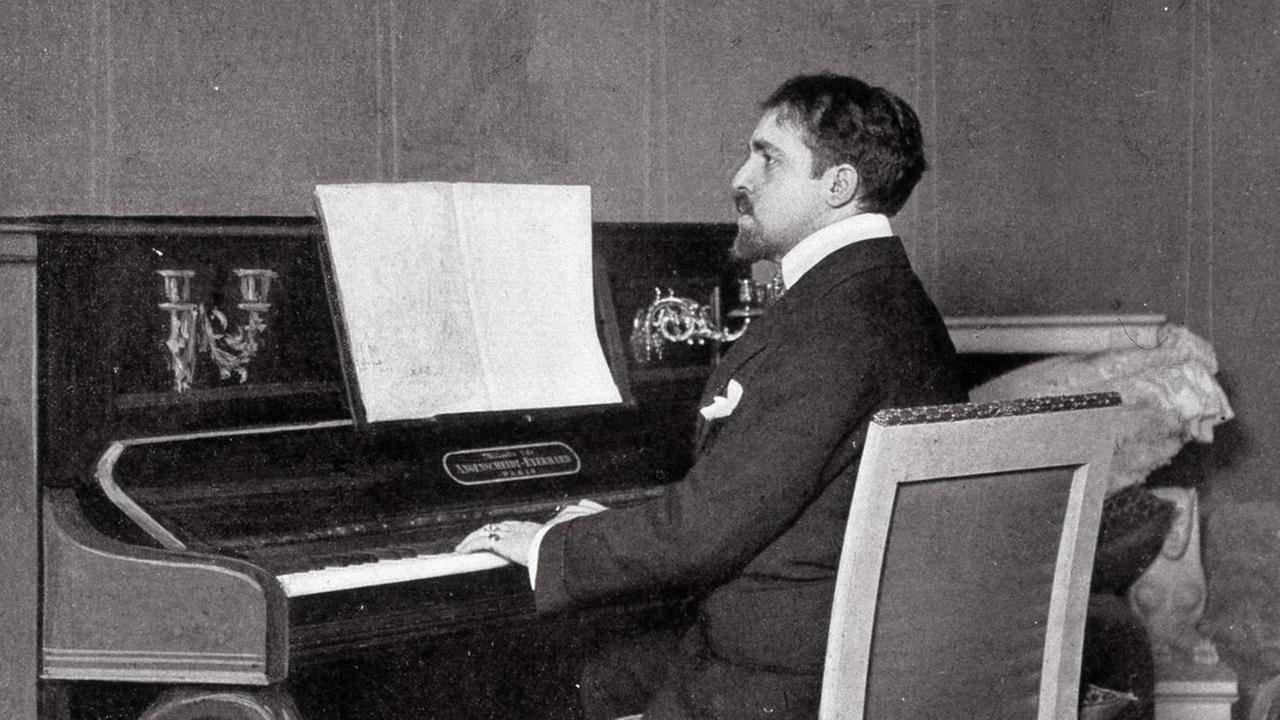 Reynaldo Hahn auf einer historischen Fotografie am Klavier sitzend und spielend. Reynaldo Hahn auf einer historischen Fotografie am Klavier sitzend und spielend.