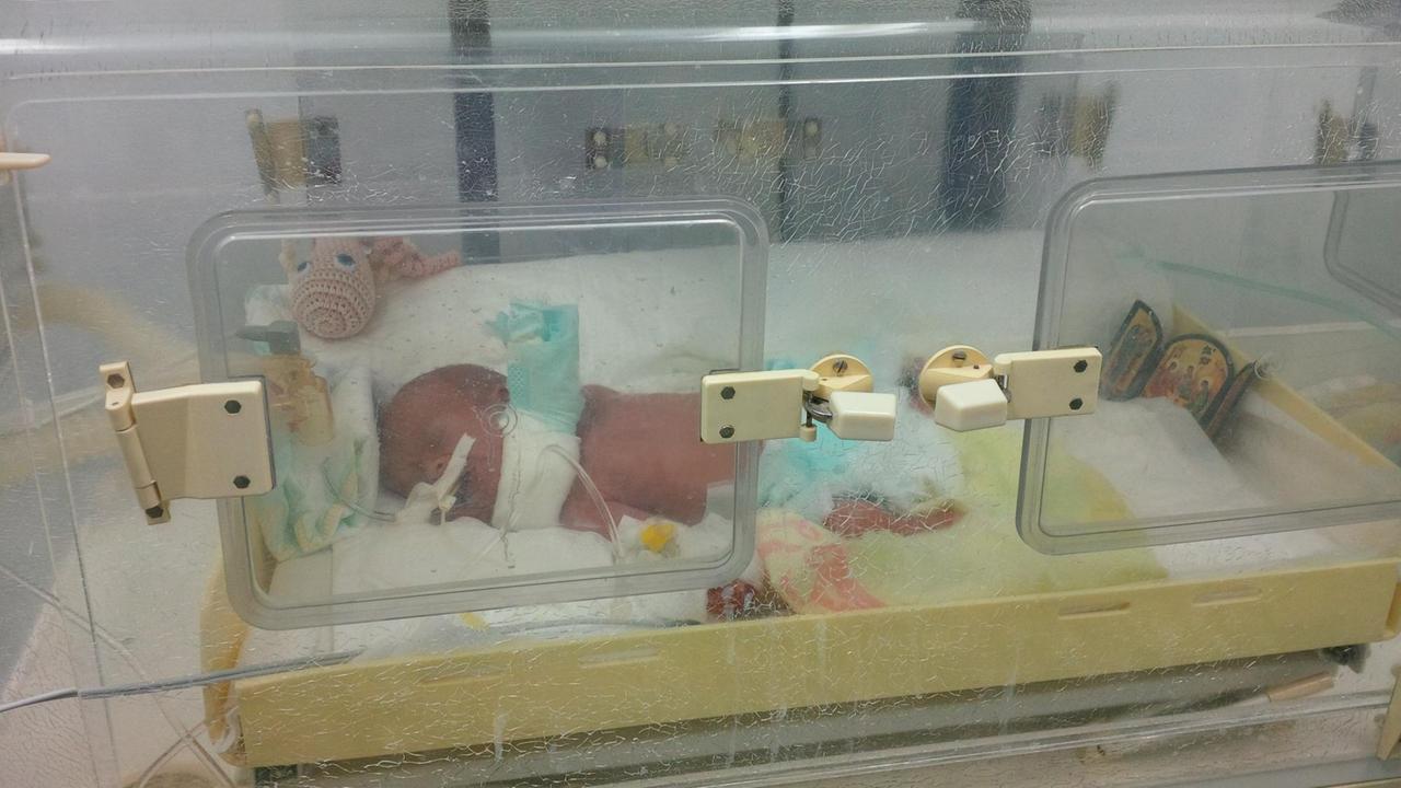 Ein Inkubator in der Geburtsklinik Bilowodsk, darin liegt ein Neugeborenes.