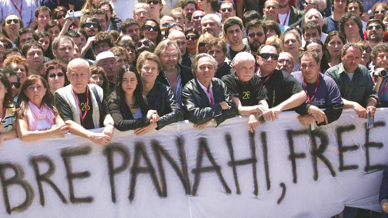 Aktivisten und Schauspieler demonstrieren für Jafar Panahi und halten ein Plakat hoch mit der Aufschrift "Freheit für Panahi". Aktivisten und Schauspieler demonstrieren für Jafar Panahi und halten ein Plakat hoch mit der Aufschrift "Freheit für Panahi".