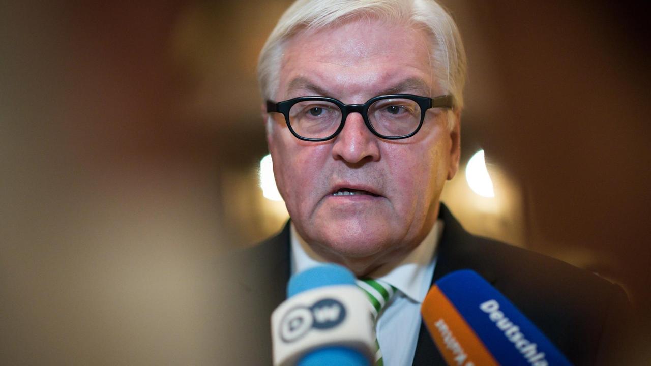 Bundesaußenminister Frank-Walter Steinmeier (SPD) äußert sich in Lusaka (Sambia) zu der Geiselname in einem Hotel in Bamako (Mali). Bundesaußenminister Frank-Walter Steinmeier (SPD) äußert sich in Lusaka (Sambia) zu der Geiselname in einem Hotel in Bamako (Mali).